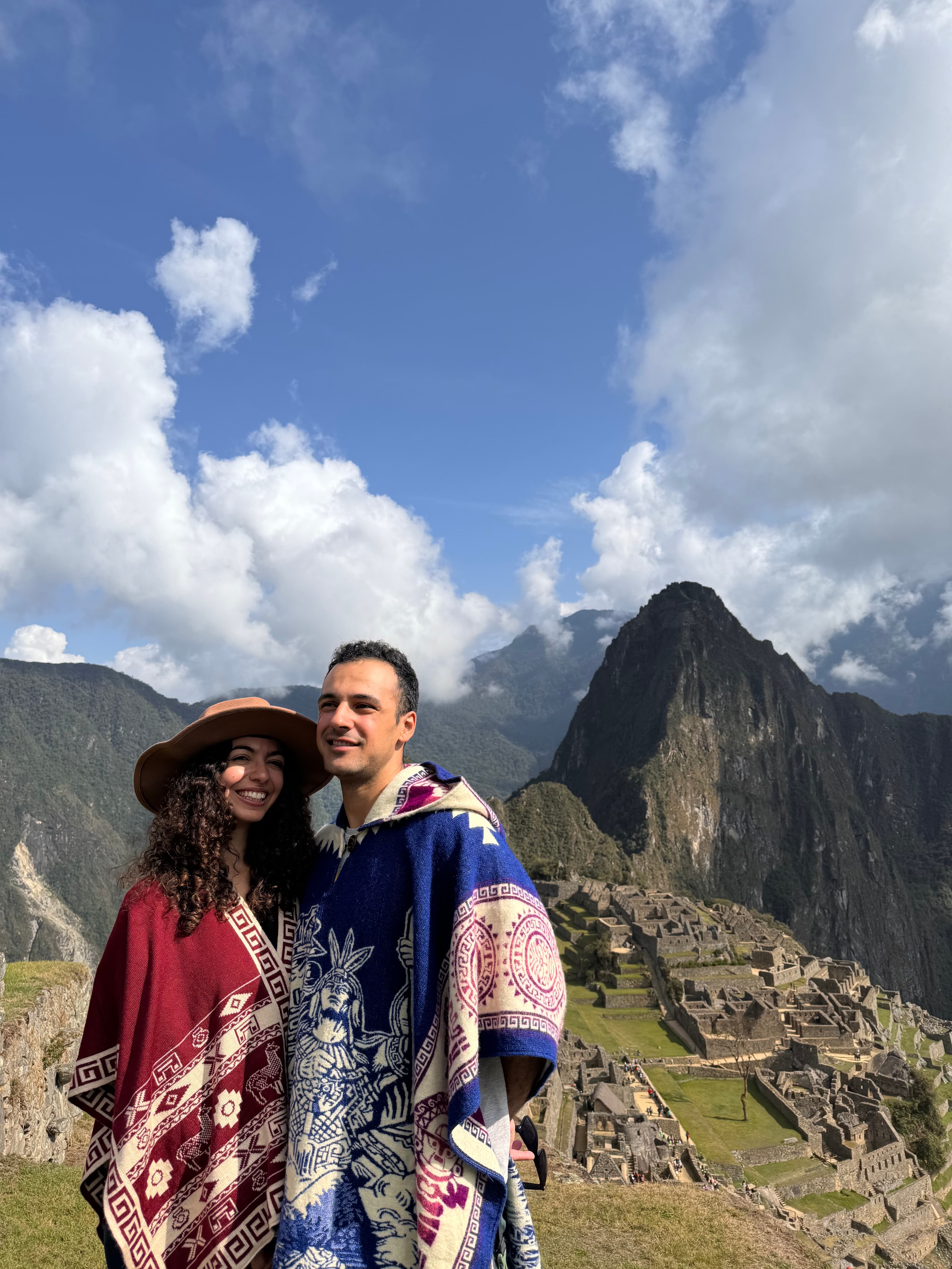 Adam et Soraya en ponchos devant le Machu Picchu